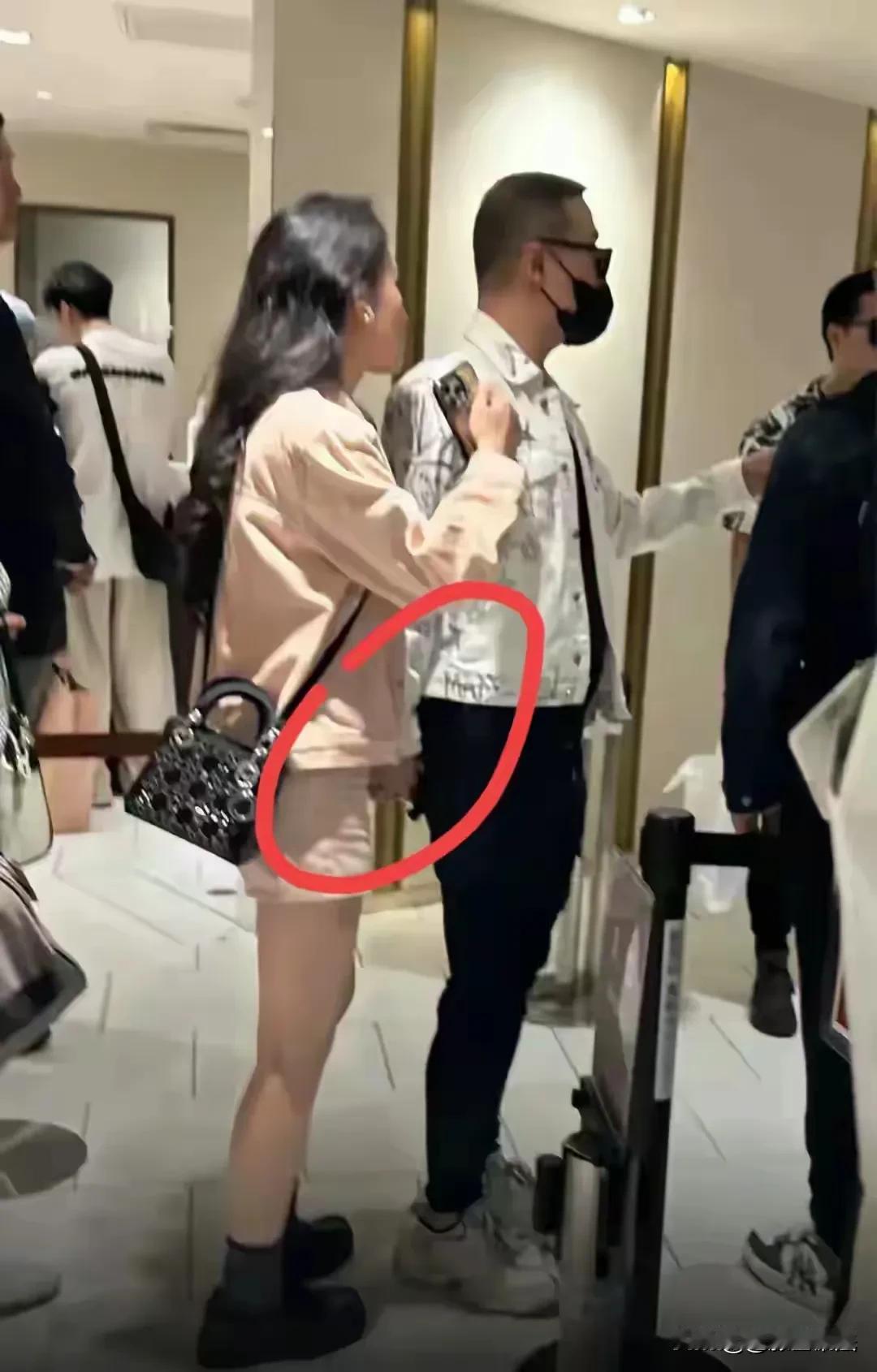 汪峰和第1任妻子齐丹在一起7年(6+1)。
汪峰和第2任妻子葛荟婕在一起3年(3