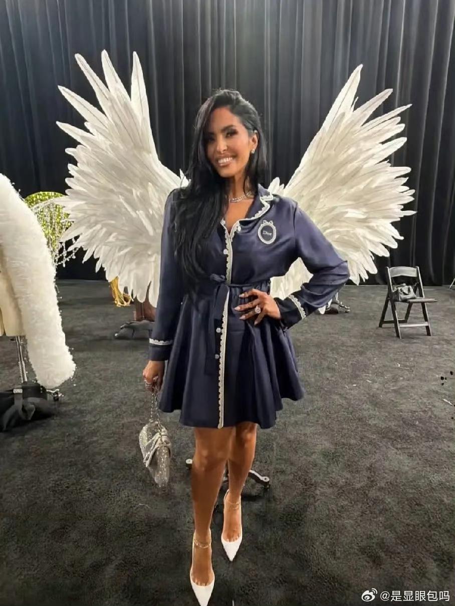 科比遗孀瓦妮莎晒照，庆祝23岁的大女儿娜塔莉亚首次登上维密大秀。娜塔莉亚刚从南加