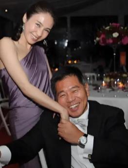 瘸腿富豪马廷强追了6年黎姿没有追到手，2009年，38岁的黎姿走投无路，哭着找到