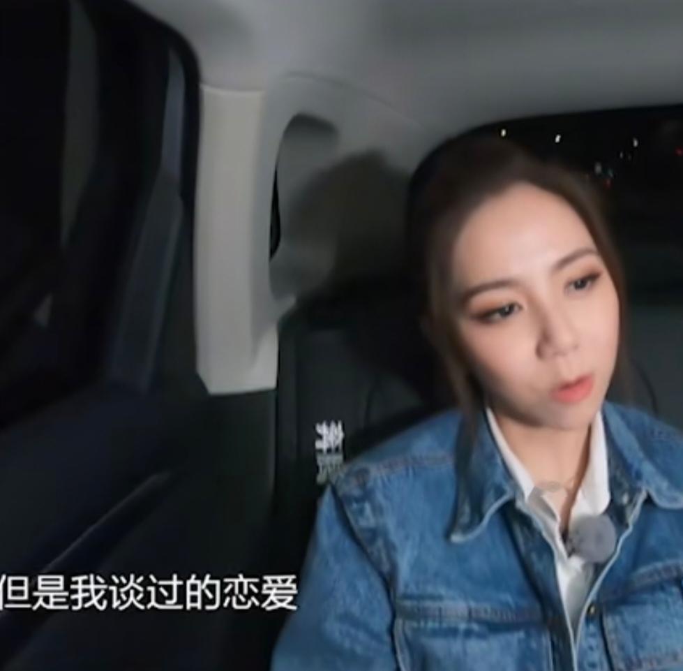 邓紫棋：“我谈过的恋爱一只手都能数得完。大家不要觉得我写情歌就代表我恋爱经历很多