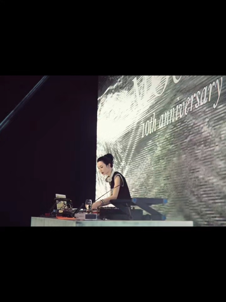 11年前的张曼玉打碟名场面十几年前的内娱吃的才是细糠啊！！曼神当起dj来也是to