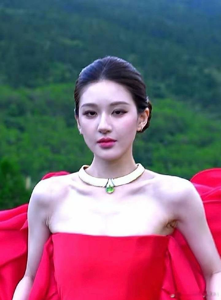 赵露思vogue九寨沟活动生图 这状态咋样感觉p2这个鞋子有点危险吧