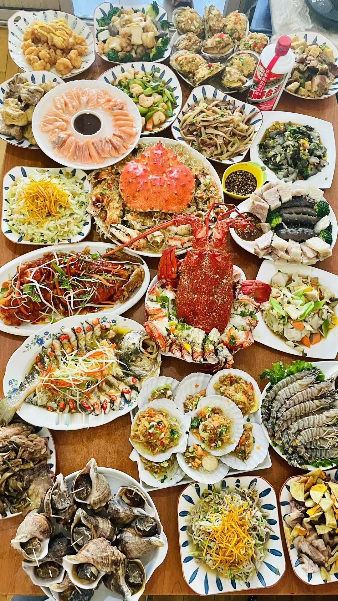 不晓得什么是必备菜，反正海鲜是拉满了[馋嘴]      