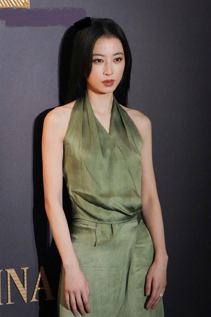 最近周雨彤在出席时尚活动的时候穿的很简洁，不过显得很有青春活力气息。

周雨彤穿