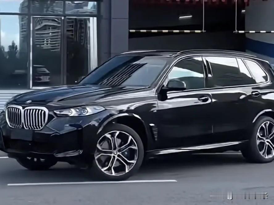 宝马X5和奥迪Q5性能谁更好，还真得好好说道说道。
宝马X5定位中大型SUV，动