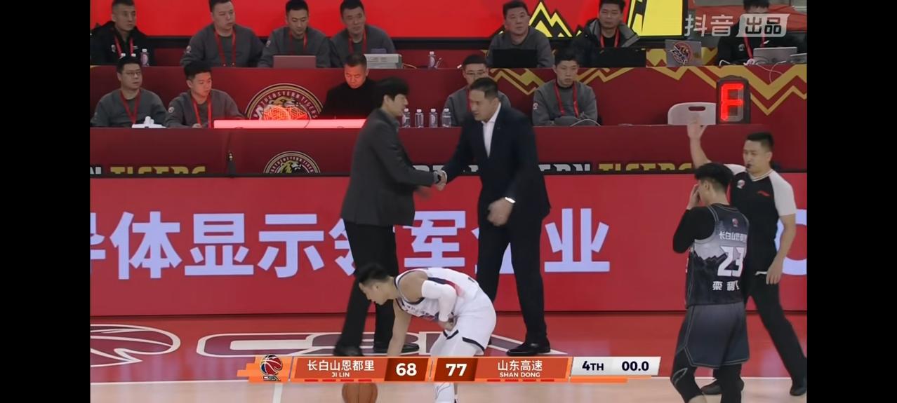 山东高速客场77：68艰难战胜长白山恩都里，避免了客场连败。CBA常规赛第十七轮