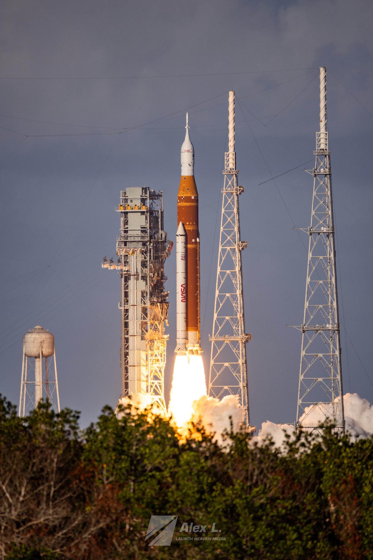 4月1号，NASA阿尔忒弥斯二号登月任务从美国佛罗里达州发射升空，搭载四名宇航员