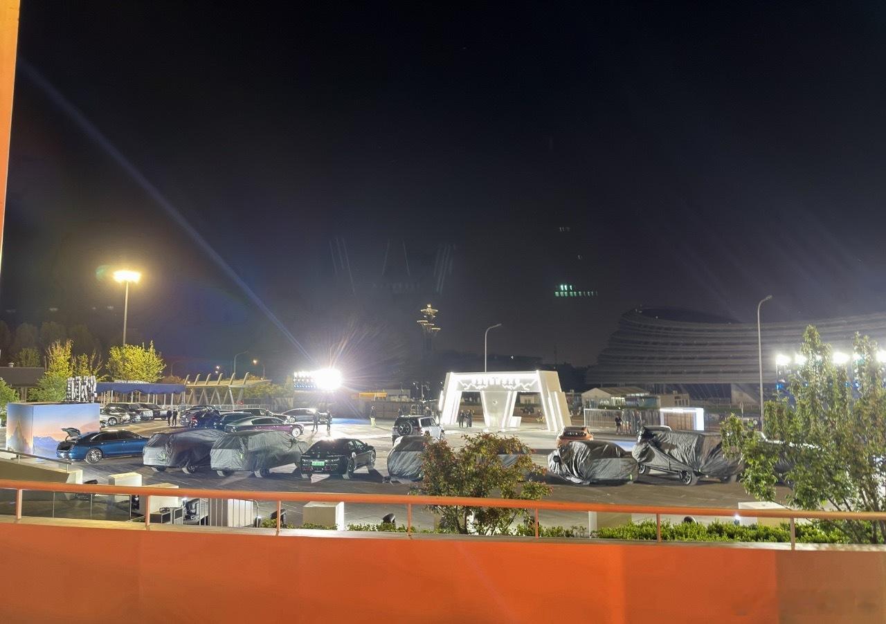 网友拍到乾崑天团集结笑死了，北京钻石球场变成“钻石车场”直接停满了你受得了吗～这