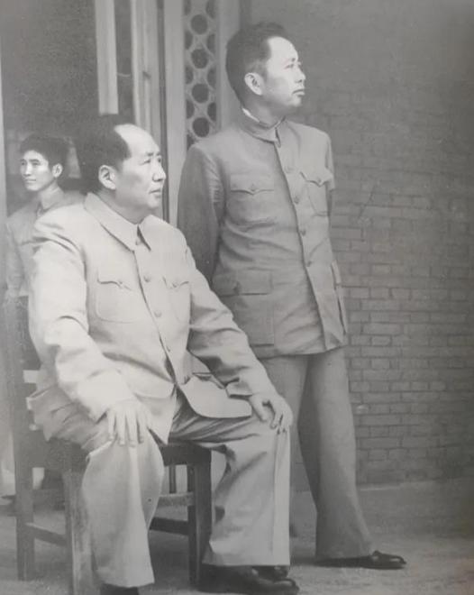 1952年，毛主席见到刘亚楼时，突然对他说道：“你给我敬个礼”，刘亚楼一下子愣住