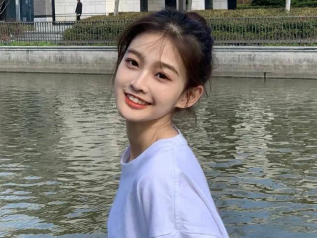 早睡的女生不会遇到渣男。
世间所有的相遇，都是因为同频。
渣男喜欢在深夜出没，寻