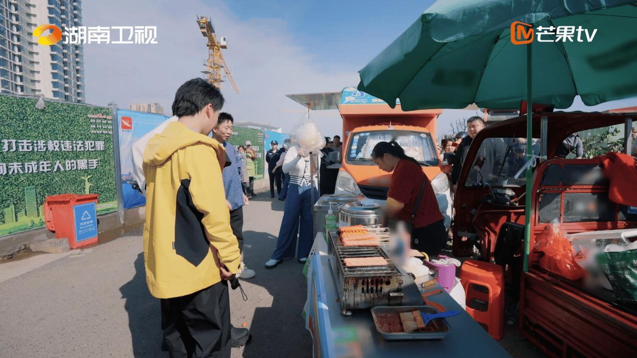 #杨迪push我们仨##杨迪随地大小演#杨迪不愧是天选综艺人，发现卖柠檬茶的摊主