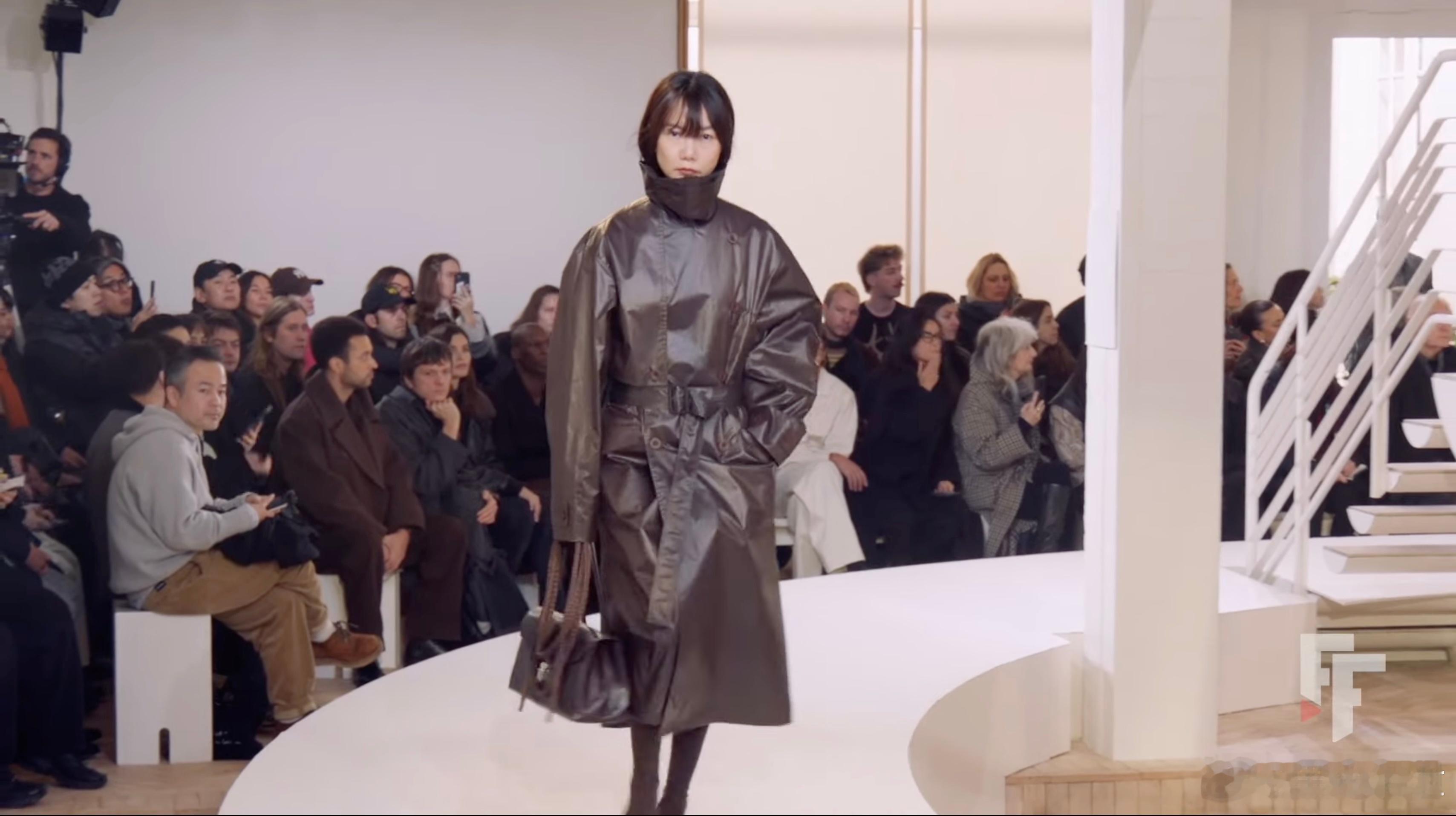 裴斗娜为Lemaire 25FW走秀： 