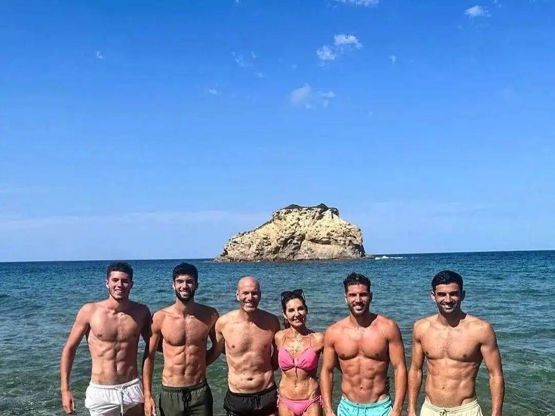 法国伟大的足球运动员齐达内 Zinedine Zidane和他的四个儿子。好爱好