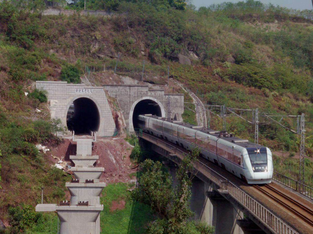 2011年9月，成渝D字头和谐号动车组CRH1型经过遂渝铁路谢家湾隧道，这里是石