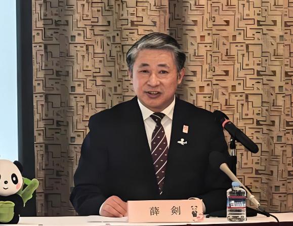 薛剑 “越战越勇”！当众提出 “中国有权驻军日本”。

这话一出，不仅让日本政坛