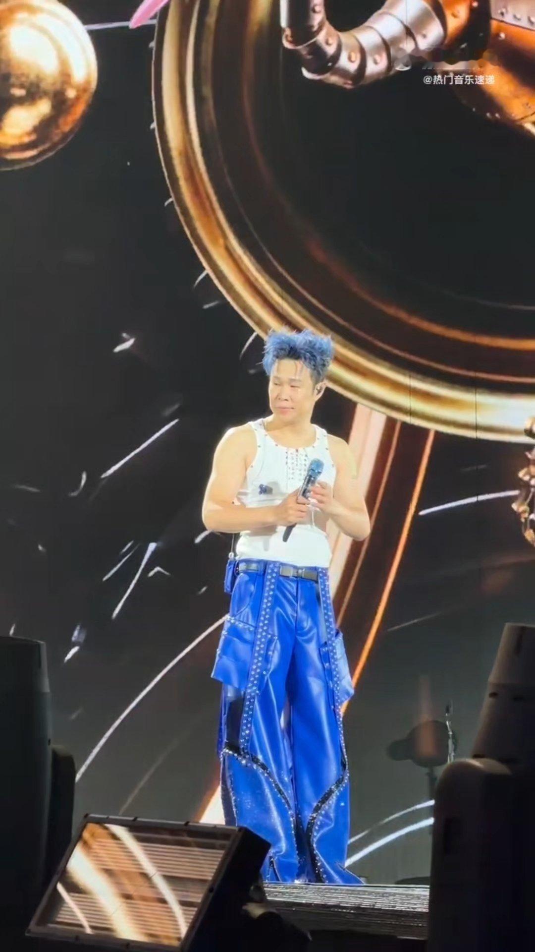 小沈阳在演唱会吃醋小沈阳真的做到了入乡随俗，母亲节祝天下所有的母亲身体健康、长命