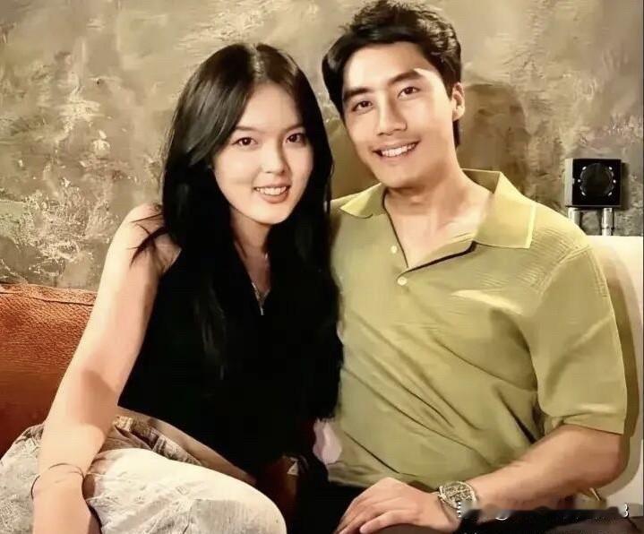 李咏和哈文的颜值没有像其他明星们那样惊艳，但他们的女儿颜值还比较耐看，就算是和娱