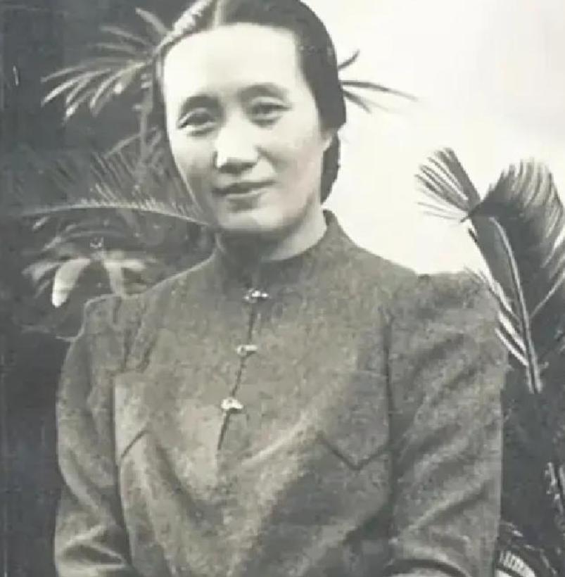 1925年，连生4女的董竹君，为圆丈夫儿子梦，冒死怀第5胎。她肚大肥圆，爱吃辣椒