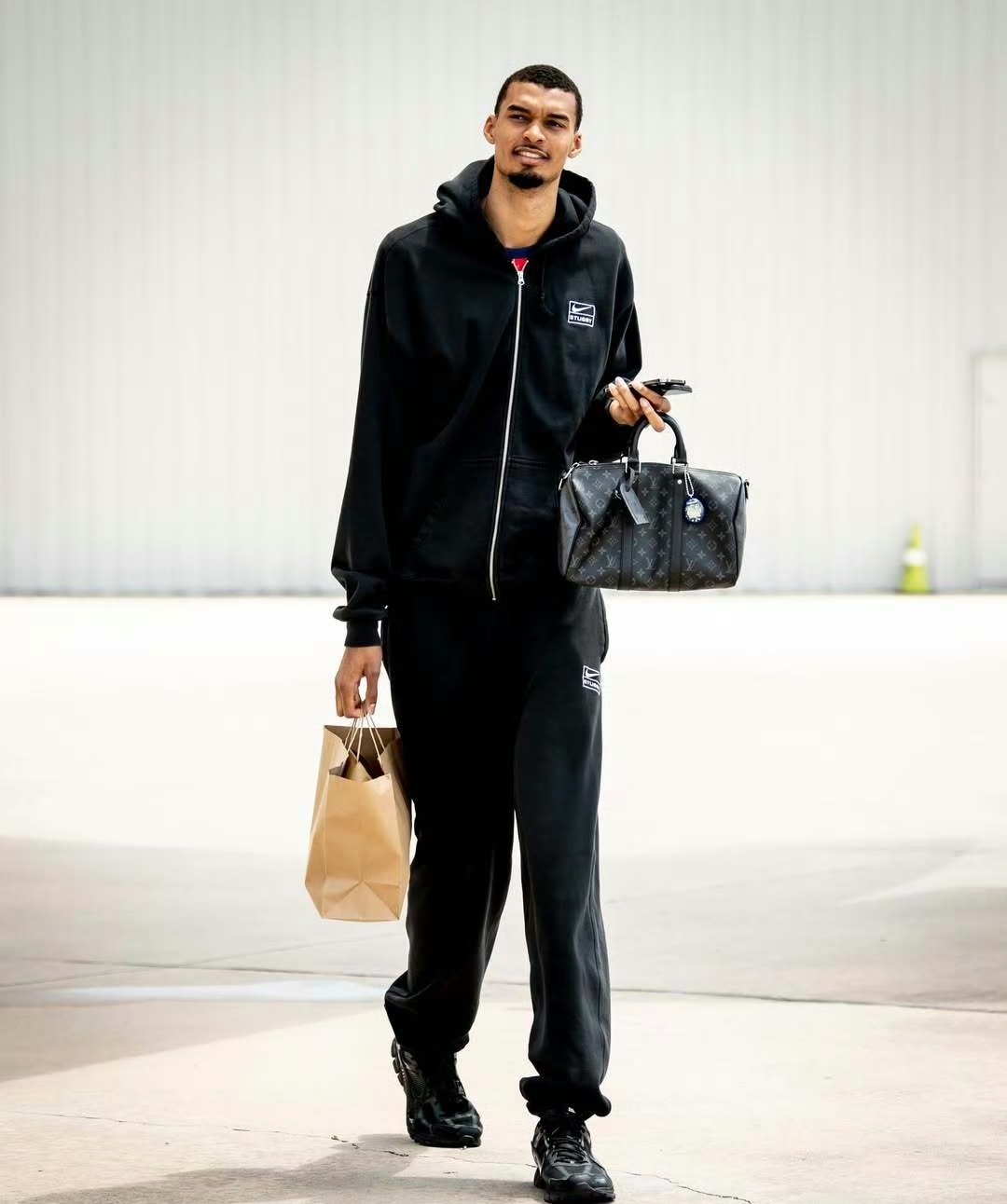 话说，文班怎么还养电子宠物啊，这不是我小时候的玩意儿嘛nba吐槽大会文班亚马NB