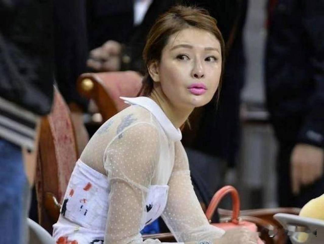 广东宏远董事长陈海涛的妻子吴迪，人称“CBA最美老板娘”

从东莞织造厂质检员到