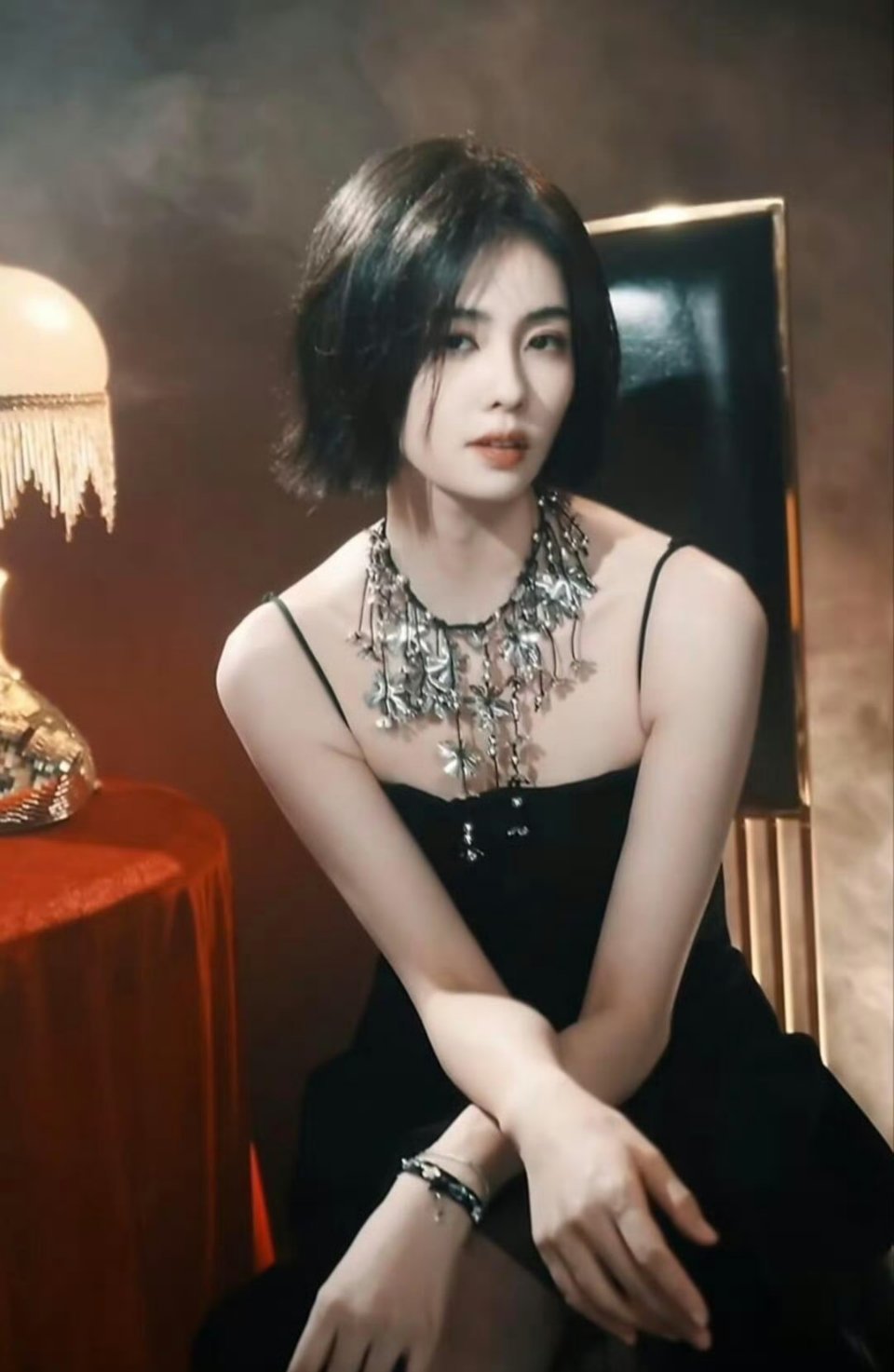 白鹿这造型真的好像男扮女装啊