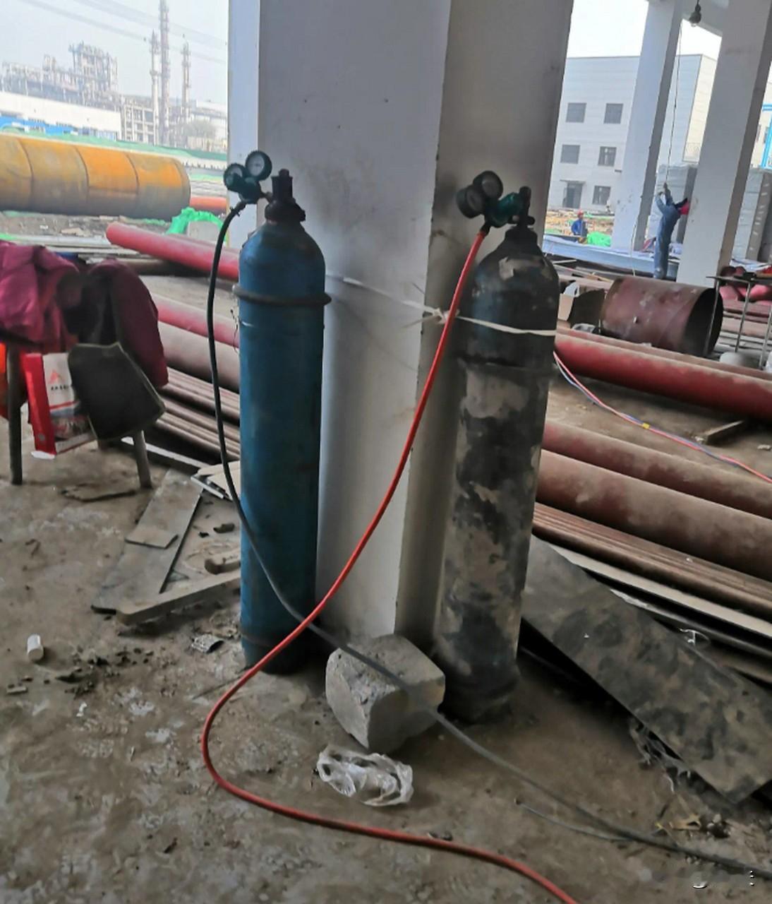 中级注册安全工程师《安全生产技术》（高频考点23）：气瓶安全技术
1.气瓶附件：