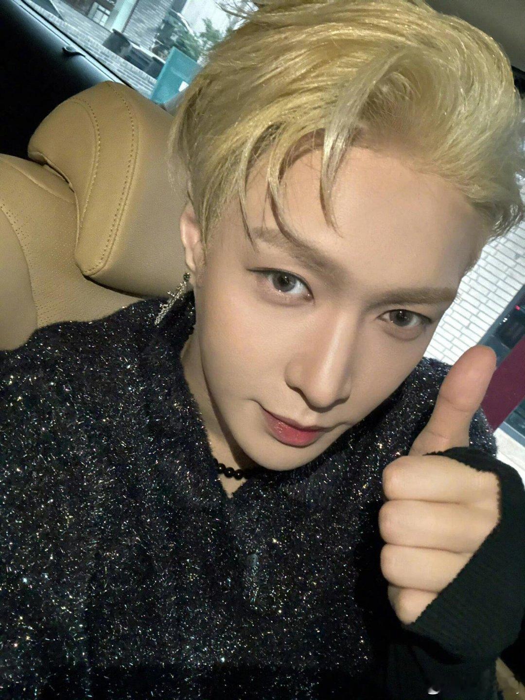 张艺兴东西实体专辑 什么东西啊 是张艺兴《东·西》实体专辑配置大公开其中小卡5随