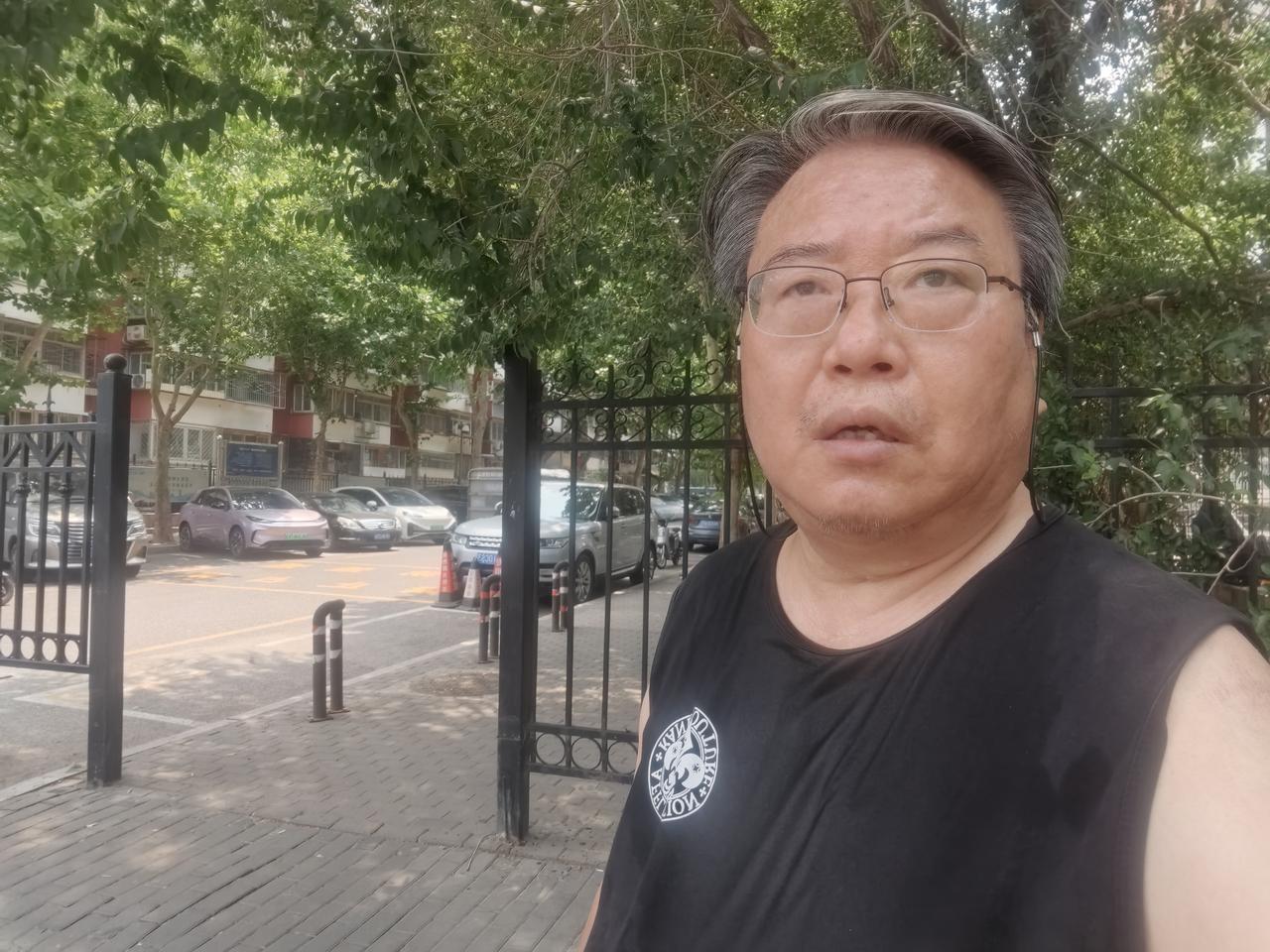 午间步行三公里，平均配速10分40秒，速度不错。天热，肩背疼渐弱，胳膊尚有麻疼。