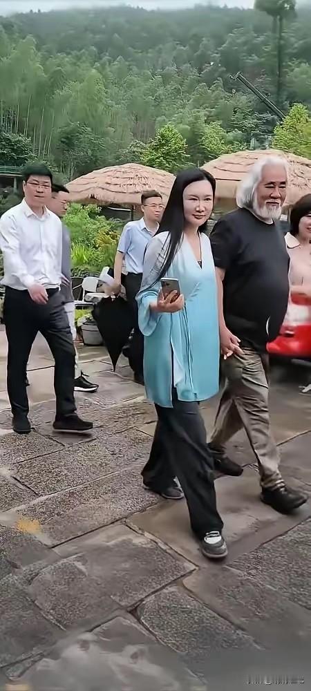 44岁的杜星霖，打算生第五胎。
她的丈夫张纪中，今年75岁。
五年时间，她的肚子