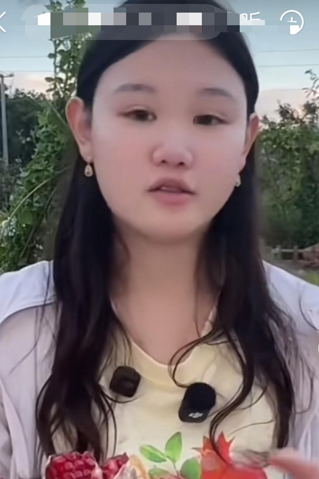 张家齐现在越来越乖了，她说：有人嫌我吵，团队告诉我观众爱听啥你就说啥，所以我现在