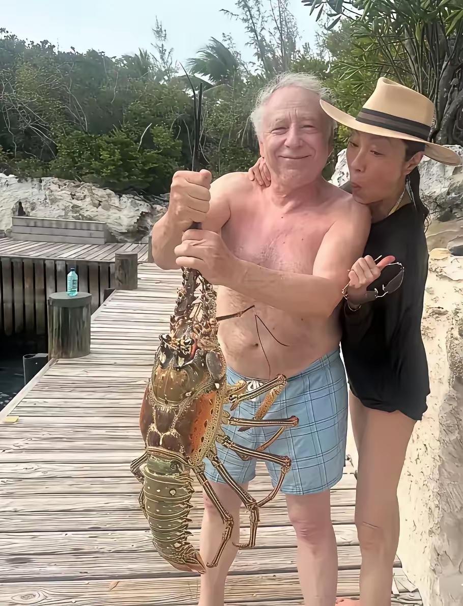 一开始挺喜欢她的，找了个洋鬼子以后就不怎么关注了！
咱也想不明白
中国十多亿人