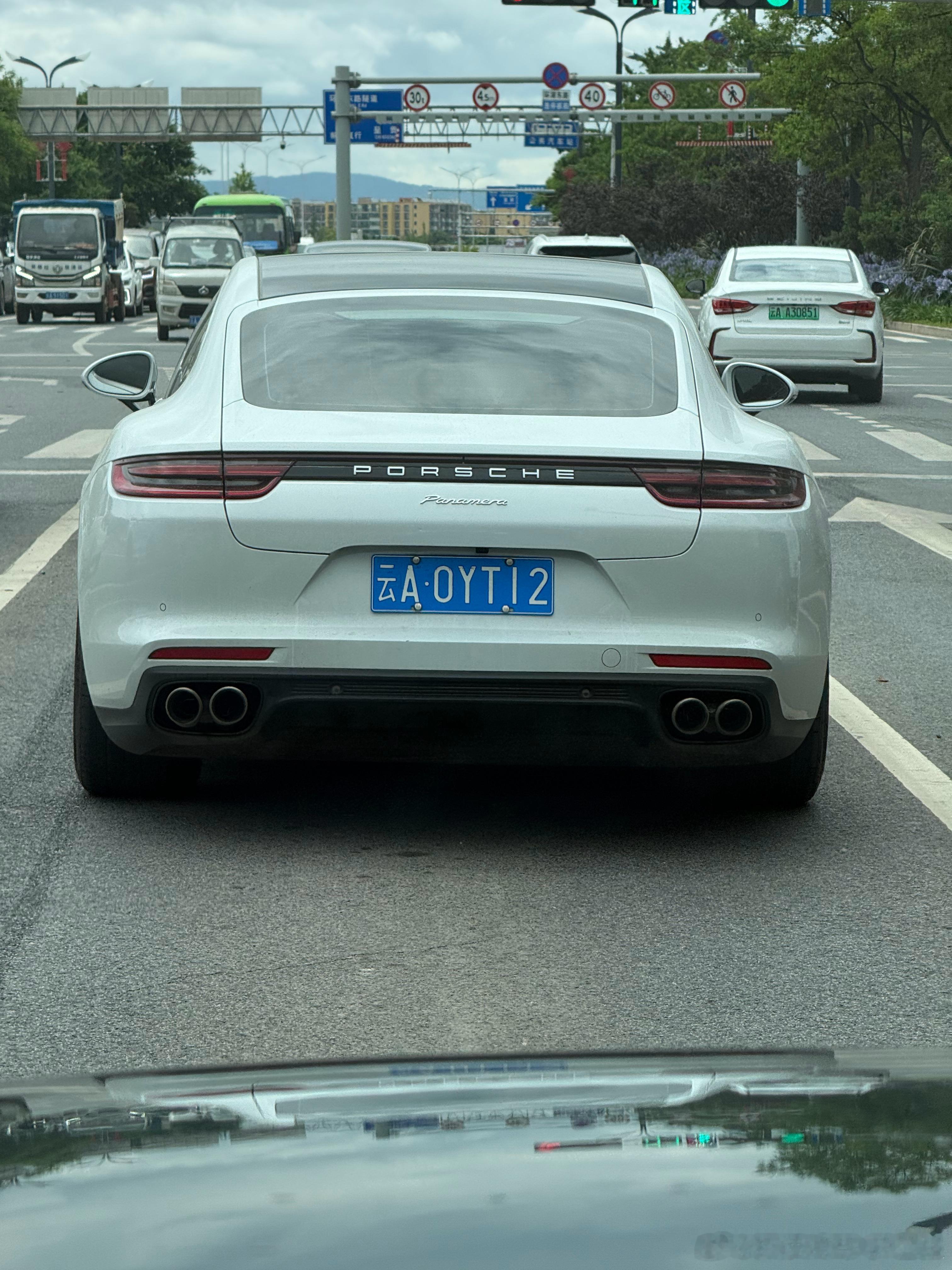 看到 它 ，感觉有点恍惚 ！ 因为它的设计 好多车在学！ 