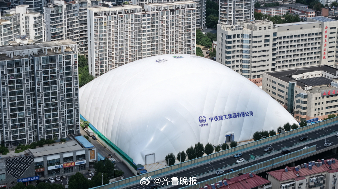 【#济南一工地盖1.3万平充气城堡降噪#】#工地盖充气城堡可降噪40分贝# 近日