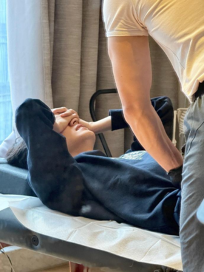 赵一博晒康复训练照片 赵一博晒康复训练照片，看起来好痛啊。 