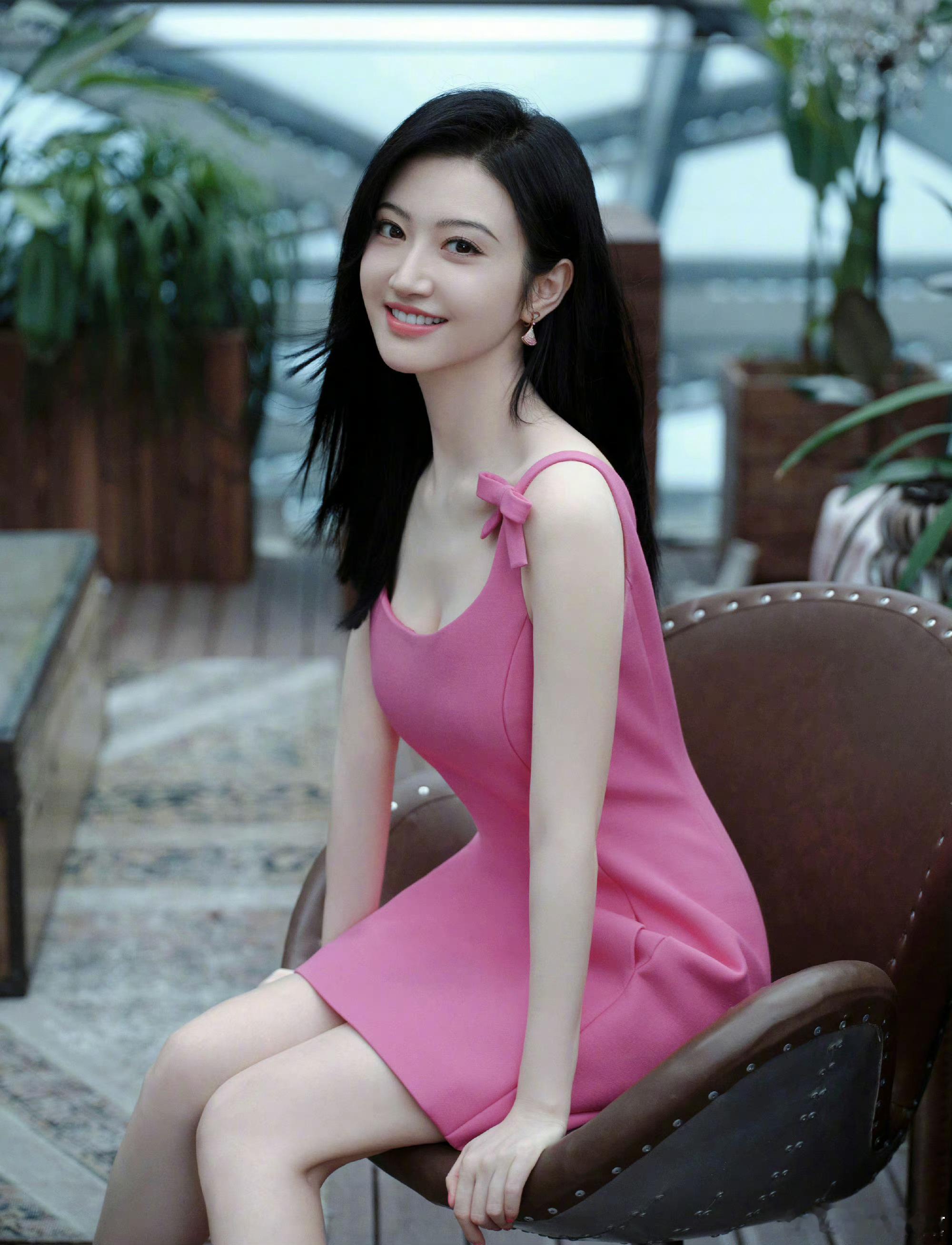 #景甜粉色深U连衣裙# 姐姐好美！粉色搭配景甜太娇嫩了[爱你][爱你]我好爱 ​