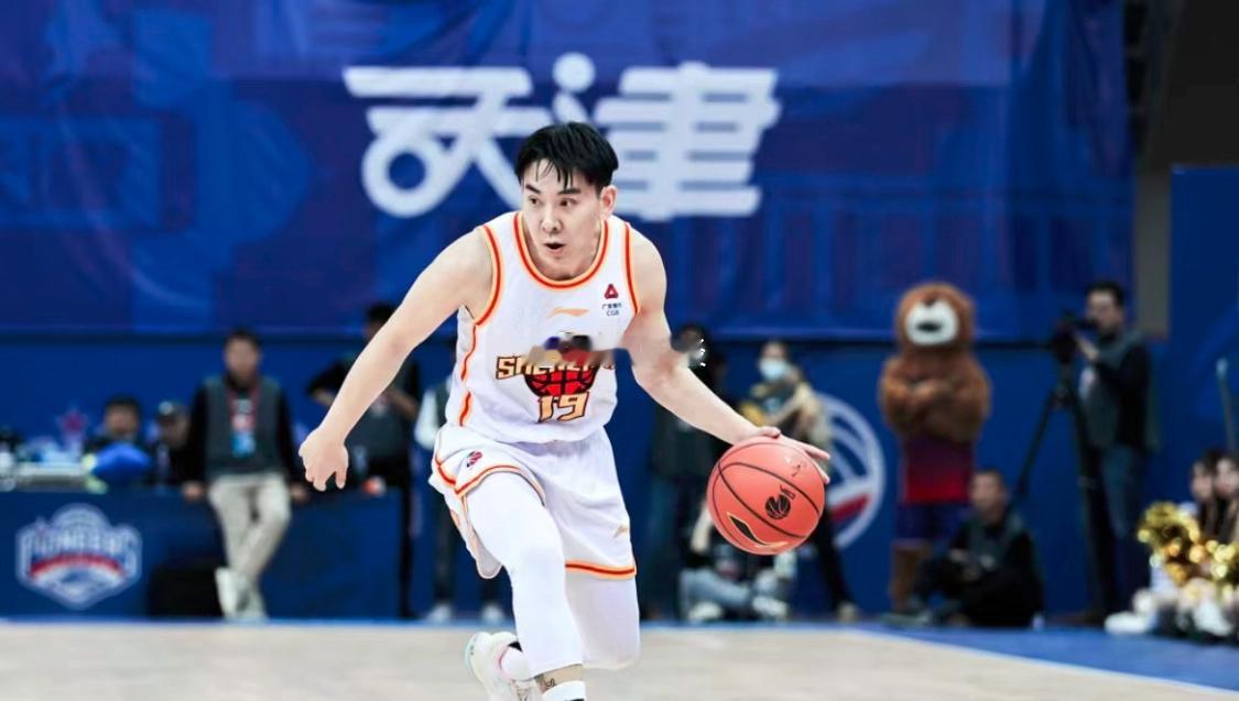 今天是深圳男篮球员冯欣的33岁生日我的观赛搭子cba30年有你有我 ​​​