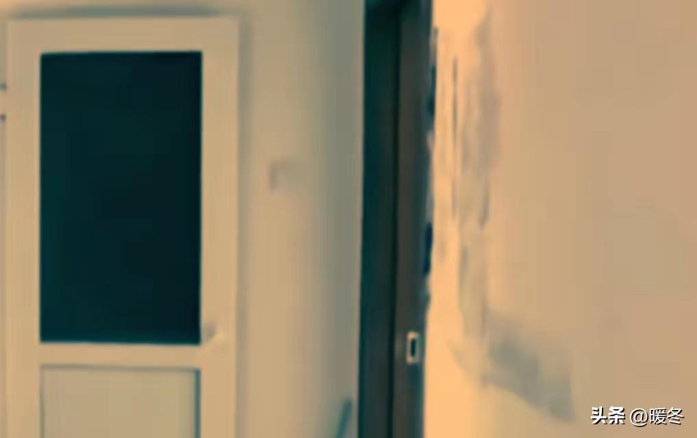 北京560多万的房子，280万捡漏到手，装修一砸墙，女子当场傻眼！
 
看房大半