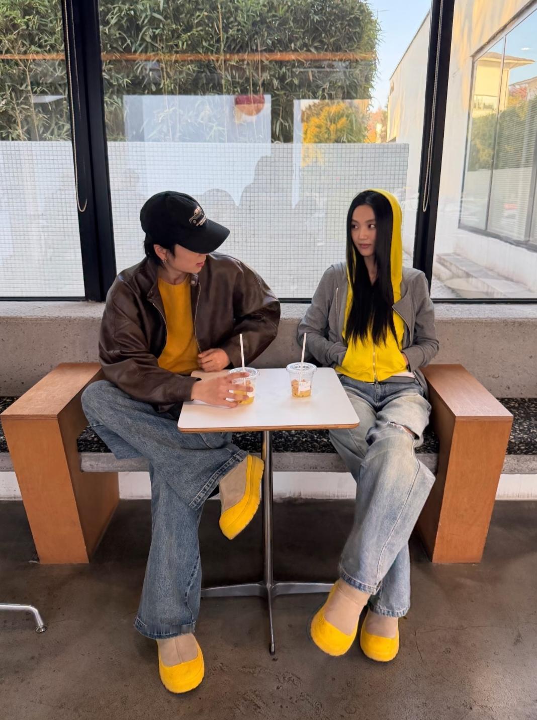 UGG这款鞋子好醒目，穿上是不是很舒服。