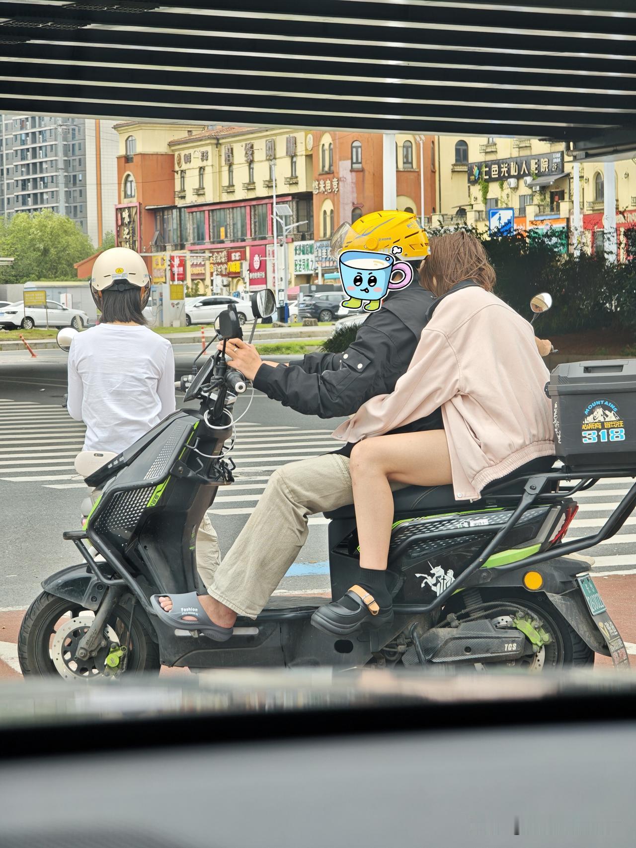 外卖小哥带着女朋友送外卖，确实挺幸福的！

不像你们什么都懂，什么都找得到，就是