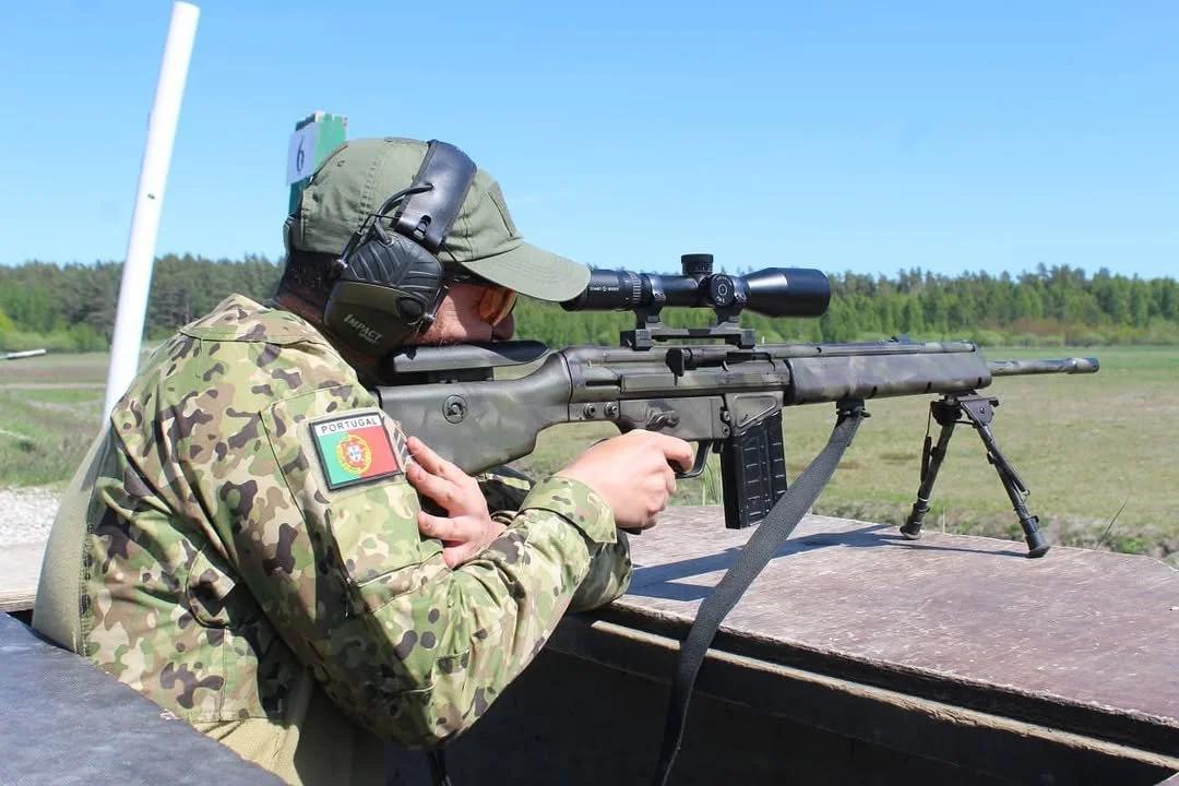 葡萄牙士兵使用 Heckler & Koch PSG1 7.62 毫米半自动指定