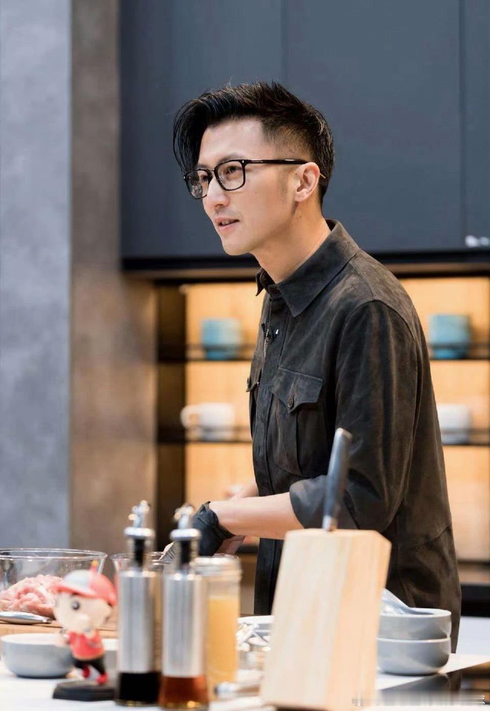 谢霆锋说音乐和美食是互通的把美食熬成旋律，让烹饪撞碎音符，选料取舍间皆是创作，舌