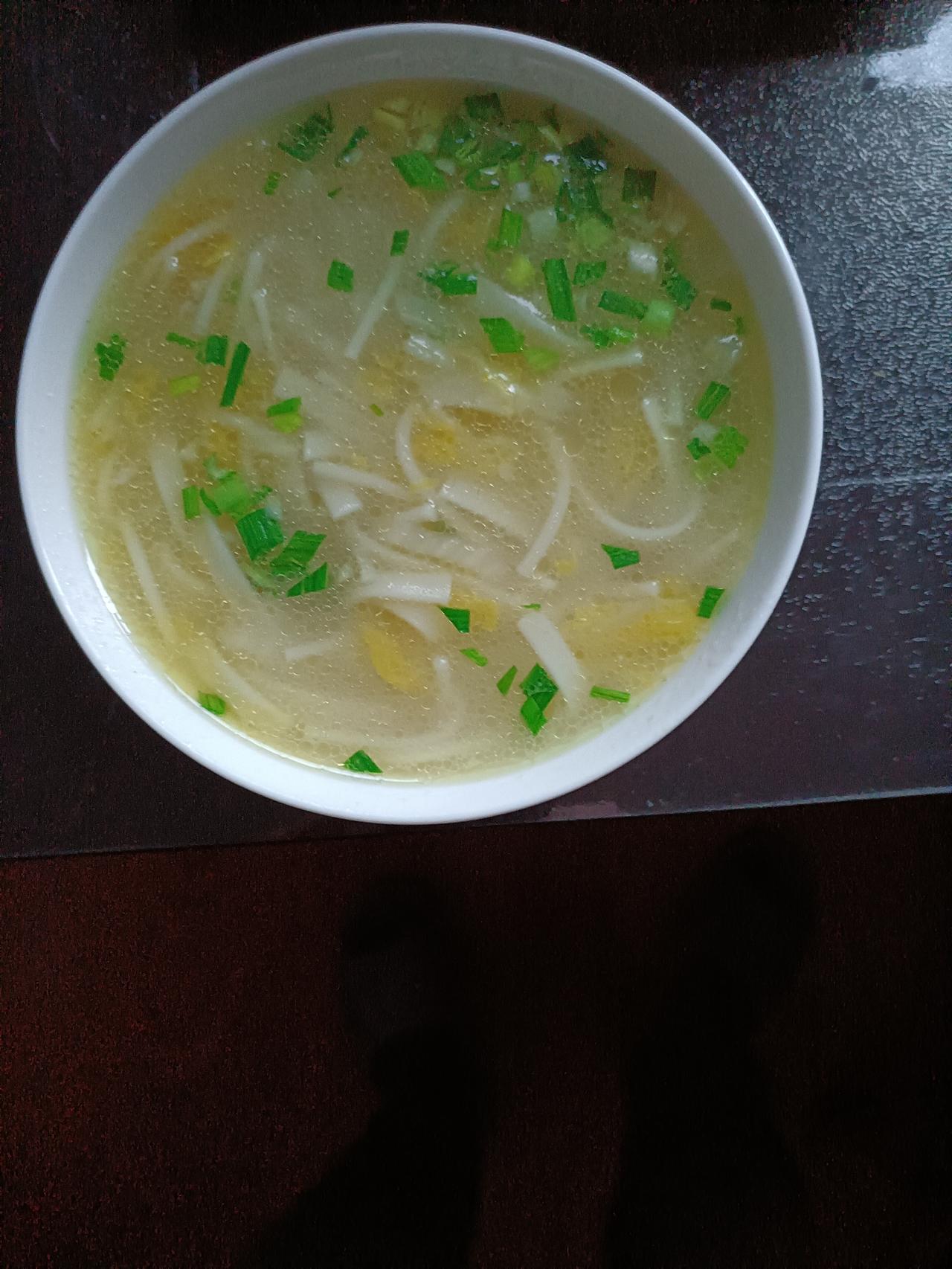 早上喝了两碗骨汤烂糊面。
感觉神清气爽。