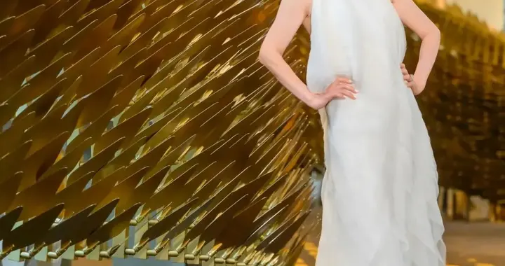 59岁刘嘉玲晒最新高清美图！一袭露背白裙，仙气与霸气双开