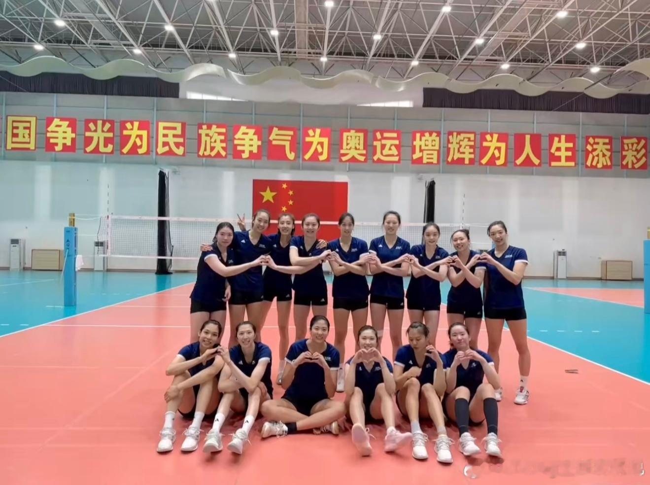 中国女排[超话]每次看到女排姑娘们就会不自觉的开心的翘起嘴角[嘻嘻]这照片估计是