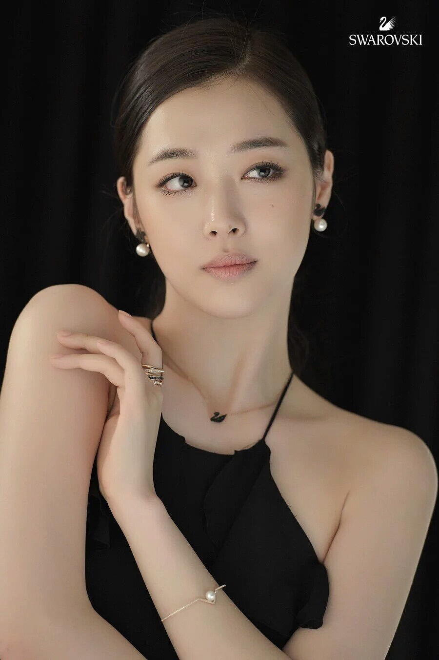 快十年前的施华洛世奇海报 即使画了烟熏妆 眼睛也清透得像黑曜石一样的雪莉 ​​​