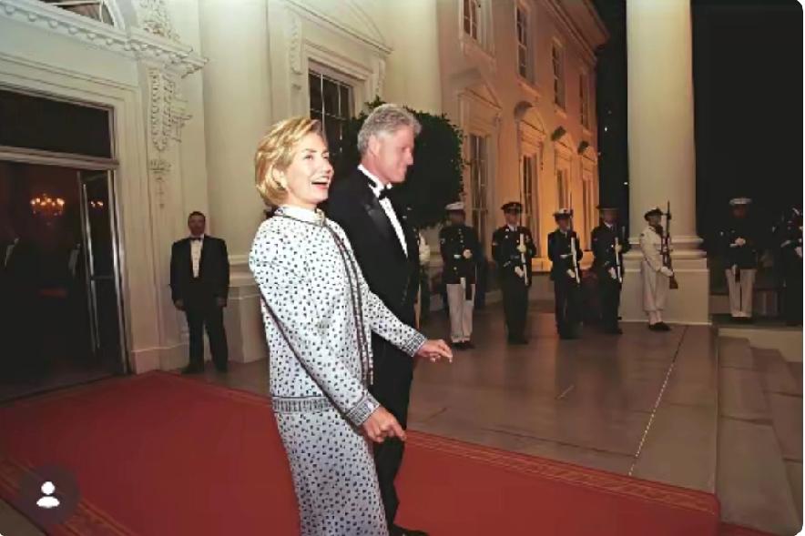 亿万富翁爱泽斯坦的死亡，“萝莉岛”故事也随之公布于众，要说克林顿好色，光临“萝莉