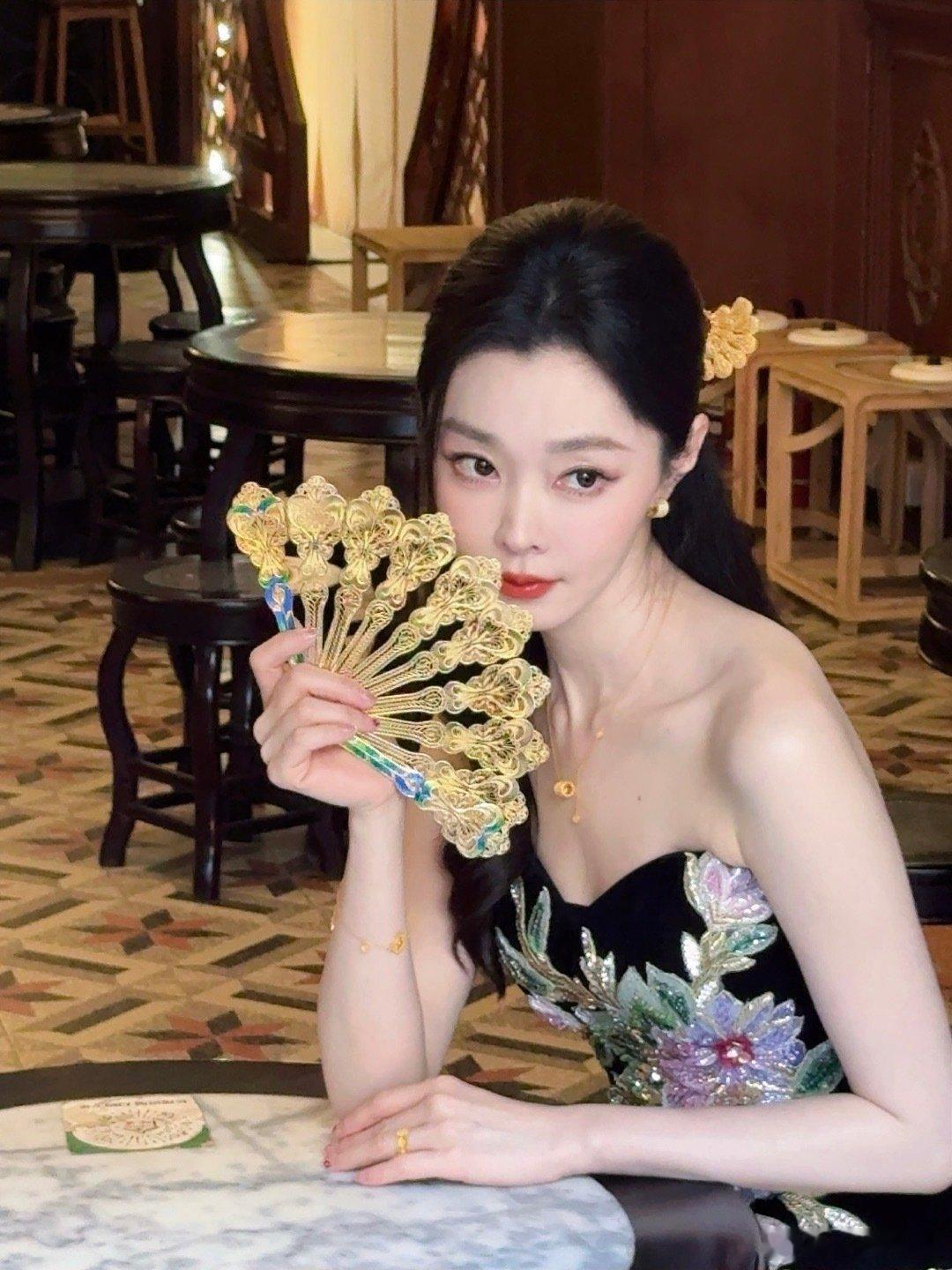 宋轶新中式美成啥样了 宋轶半扎发配刺绣裙，持金扇尽展东方韵味，端庄又显质感 特别