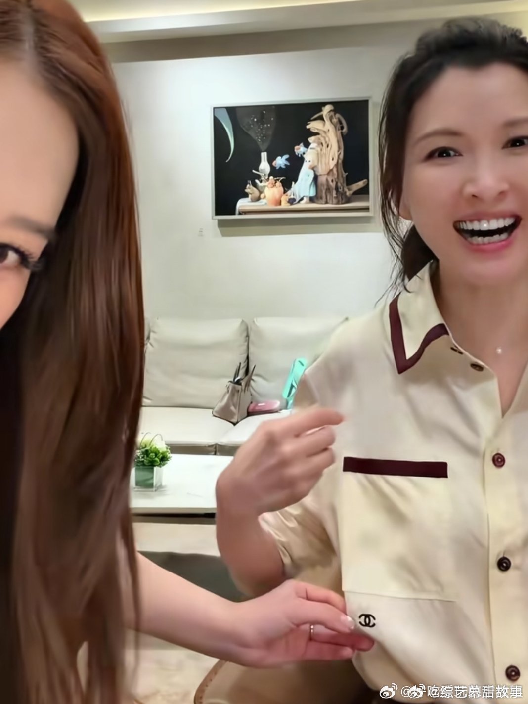 阚清子 牌子货看到没当场直接把衣服扯开亮出内里的品牌标签给大家看哈哈哈 
