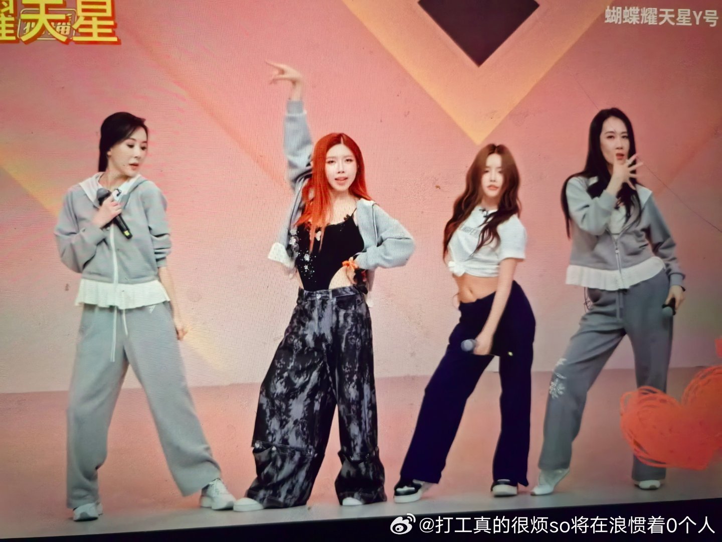 庄法太矮了吧有1米5吗？安琦已经很矮了，庄法她一直穿恨天高和增高鞋还这么矮 