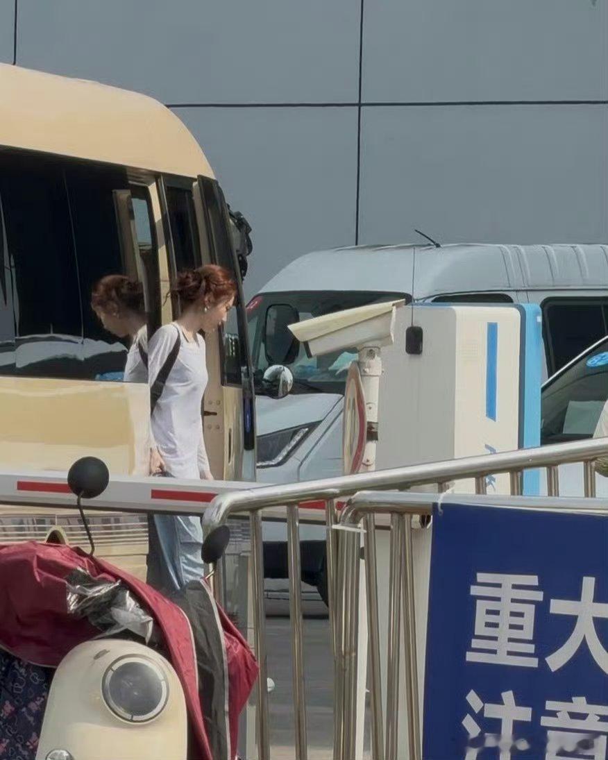 张慧雯因肠胃炎去急诊 饮食不规律引发肠胃炎，张慧雯身体承受病痛折磨，紧急就医缓解